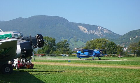 Die AN-2 setzt auf der Piste 05 auf.