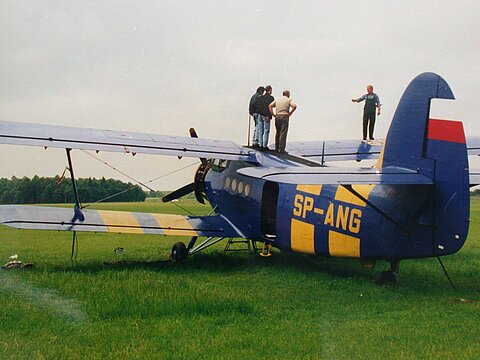 Der Chefmechaniker instruiert die angehenden An-2 Piloten.
