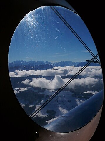 Wundervolle Winterlandschaft im Gegenlicht.