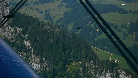 Gleitschirme beim Schwarzsee.