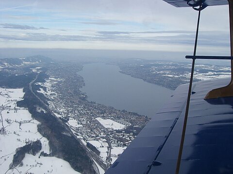 Der Zürichsee mit der Autobahn nach Chur.