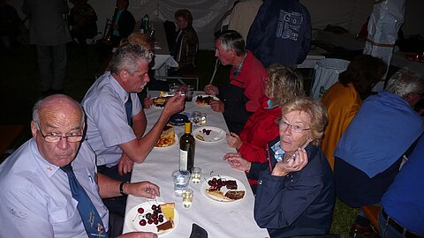 Gemeinsames Abendessen im Festzelt.