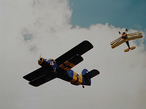 Der Bücker mit Hanspeter Köstle dreht Walzen um die An-2.
