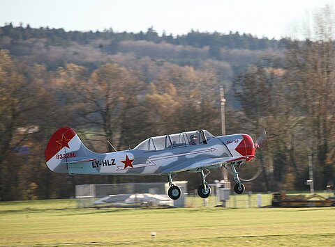 Die Jak 52 hebt von Grenchen ab.