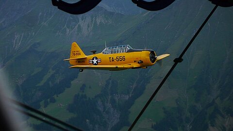 Ein T-6 von Grenchen kommt auf Besuch.