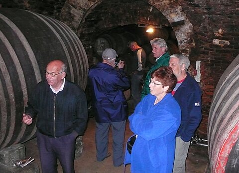 Eine Besichtigung der Weinkellerei Burkhalter aus der Schweiz darf nicht fehlen.