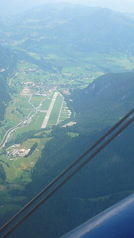 Unter uns der Flugplatz Saanen.
