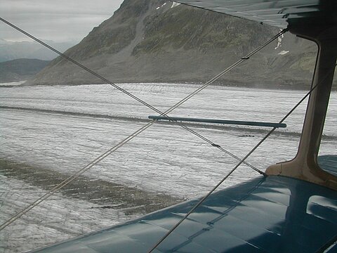 Im Tiefflug über den Aletschgletscher.