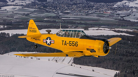 Es kommt eine T-6 in Formation.