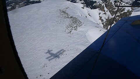 Der Schatten folgt uns dicht.
