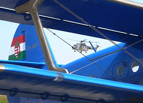 Super Puma durch die AN-2 Verstrebung.