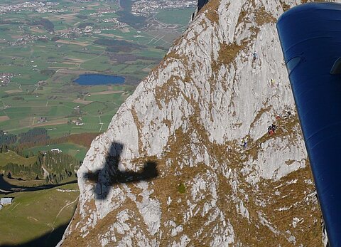 Bergsteiger kämpfen sich hoch.