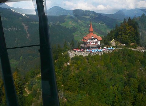 Vorbei am Restaurant Harter oberhalb Interlaken.