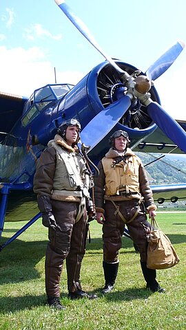 Für Werbebilder posierten diese Piloten vor der AN-2.
