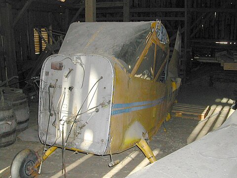 In der Scheune von Pfäffikon wartet der Stinson im Dornröschenschlaf bis zum 22.10.2004.