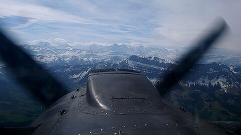 Vor uns liegen die Berneralpen.