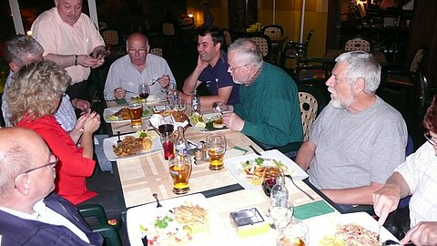 Reiseteilnehmer beim Abendessen in Ungarn.