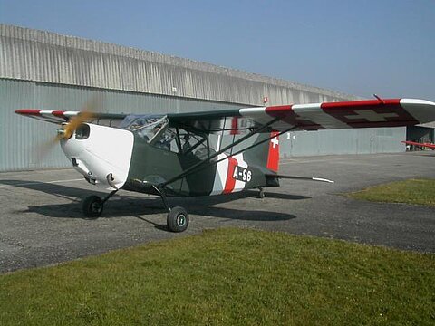 Der Motor vom Stinson wird vorgewärmt.