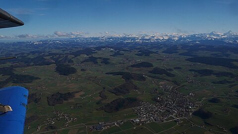 Unten Muri hinten Innerschweizer- und Berneralpen.