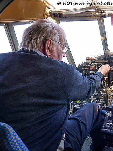 Ein letztes mal als Komandant startet Hansruedi den Antonov-Motor.