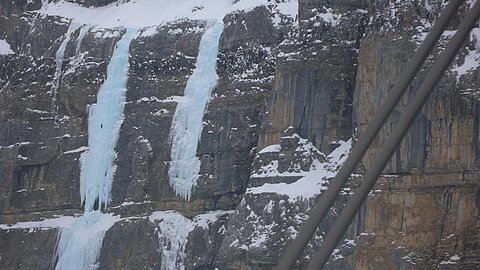 Wasserfall der zu Eis erstarrt.