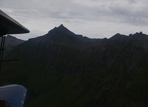 Im Gegenlicht das Schilthorn.