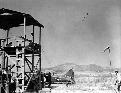 In Frankreich unser Stinson September 1944. Eine Staffel Thunderbolt überfliegt den Flugplatz.