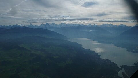 Thunersee und alle bekannten Berneralpen Wetterhorn, Schrekhorn, Finsterarhorn, Eiger, Mönch, Jungfrau und Blümlisalp.
