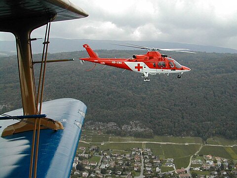 Am Jurasüdfuss kommt dieser Augusta Heli der Rega in Formation.