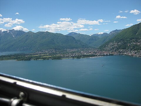 Im Steigflug über dem Lago Maggiore.