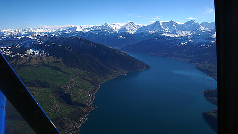 Thunersee mit Eiger, Mönch und Jungfrau.