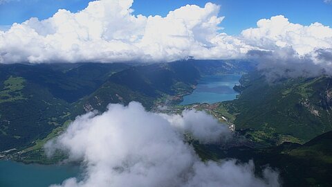 Hoch über dem Thunersee mit Blick in Richtung Brienzersee.