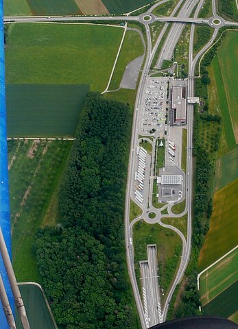 Autobahnraststätte mit dem Mirage.