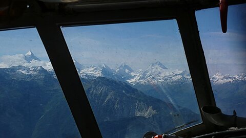 Bildmitte das Matterhorn.