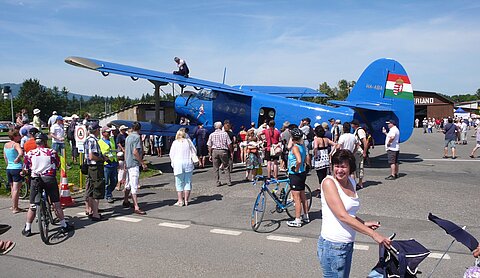 Die Benzintanks der AN-2 werden aufgefüllt.