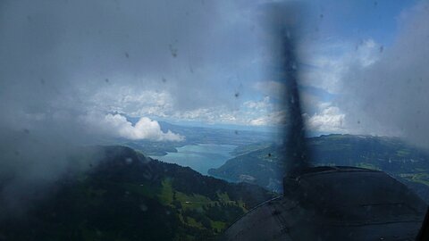 Vor uns der Thunersee.