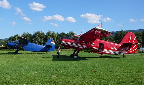 Die zwei "Truppentransporter" stehen bereit für den Rückflug in den Birrfeld.