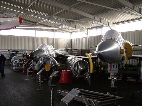 Schweizer Militärflugzeuge Mirage und Hunter sind ausgestellt.