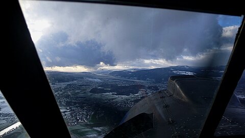 Flug in Richtung Westen, der Sonne entgegen.