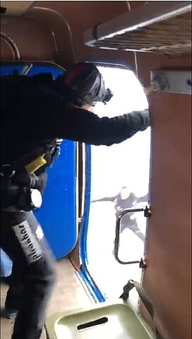 Springer verlassen die An-2.