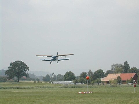 AN-2 im Anflug auf Lommis.