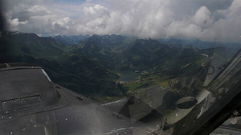Unter uns der Schwarzsee.