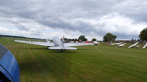Formationsstart Li-2 aus Ungarn mit unserer AN-2 aus Ungarn.