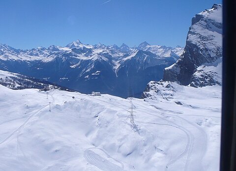 Gemmipass, Bildmitte das Matterhorn.