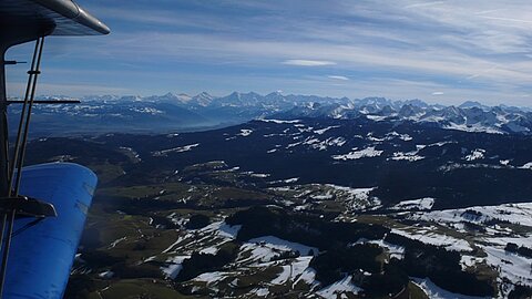Vorne Gantristgebiet dahinter die Berneralpen.