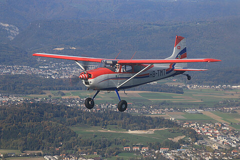 Eine Cessna kommt in Formation.