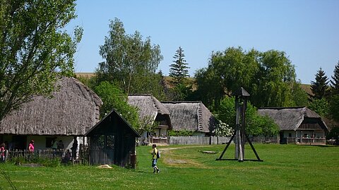 Besichtigung vom Freilichtmuseum in Senna.