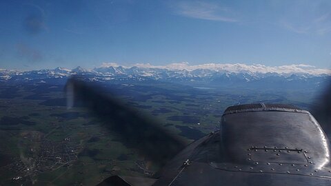 Vor uns die Berneralpen, Bildmitte der Thunersee.