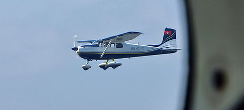 Cessna nähert sich der Antonov.