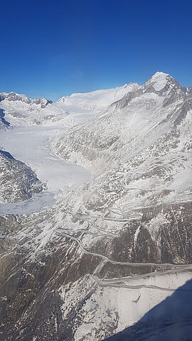 Rhonegletscher mit Furkapassstrasse.